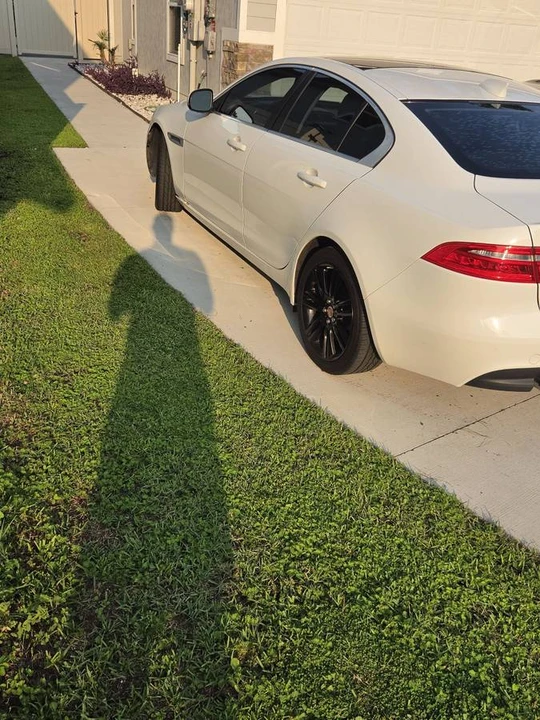 2019 Jaguar XE - Image 10 of 15