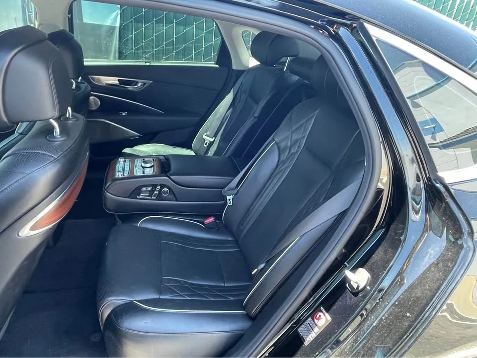 2019 Kia K900 - Image 8 of 9