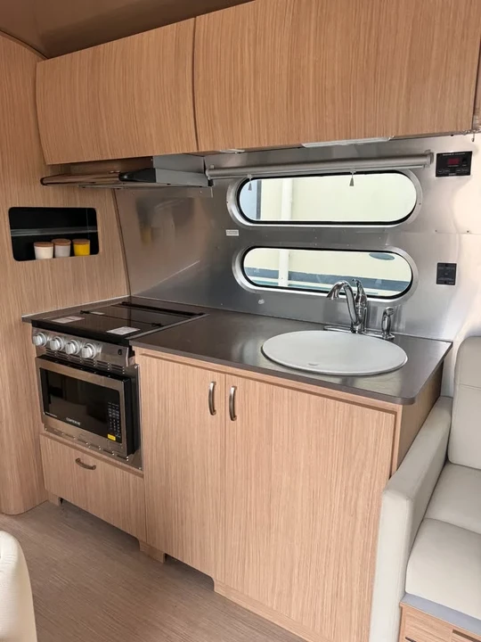 2020 Airstream - Image 4 of 9