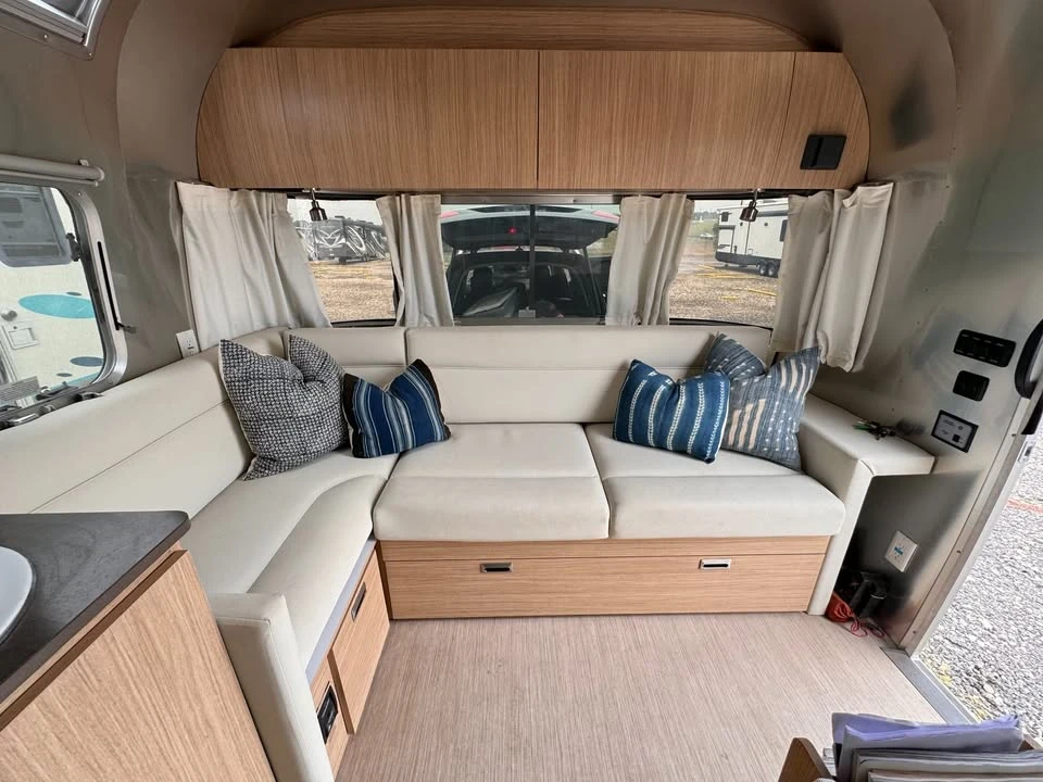 2020 Airstream - Image 3 of 9