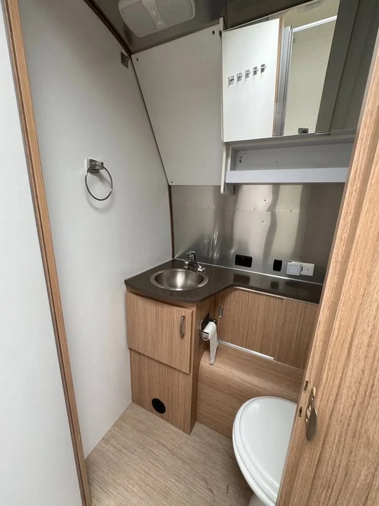 2020 Airstream - Image 6 of 9