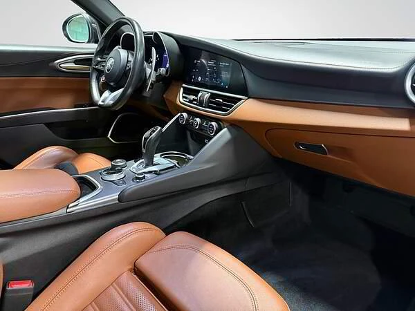 2020 Alfa Romeo Giulia - Image 16 of 17