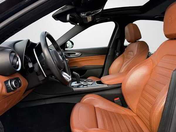2020 Alfa Romeo Giulia - Image 9 of 17
