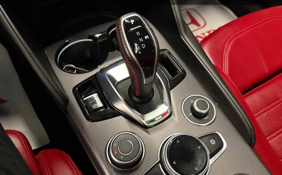 2020 Alfa Romeo Giulia - Image 17 of 19