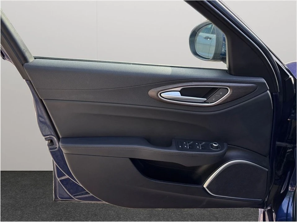 2020 Alfa Romeo Giulia - Image 8 of 20