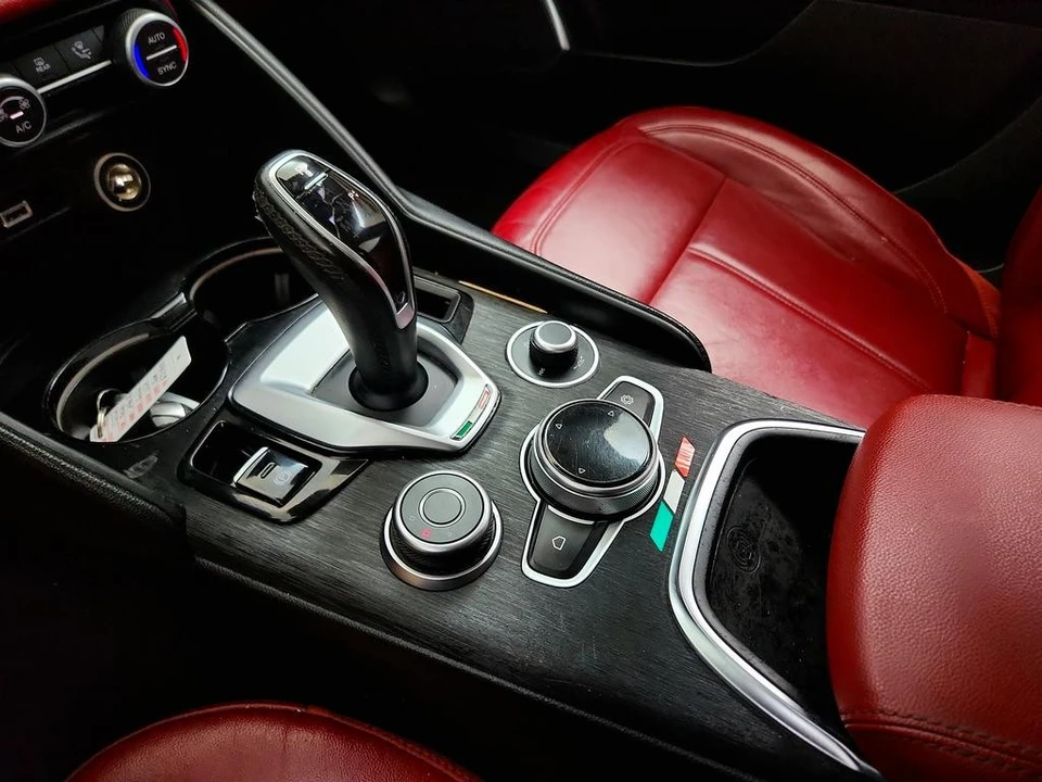2020 Alfa Romeo Giulia - Image 18 of 31