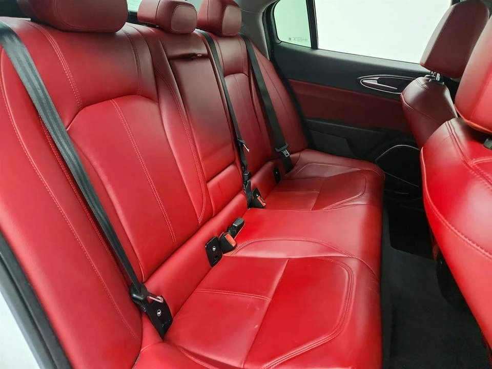 2020 Alfa Romeo Giulia - Image 28 of 31