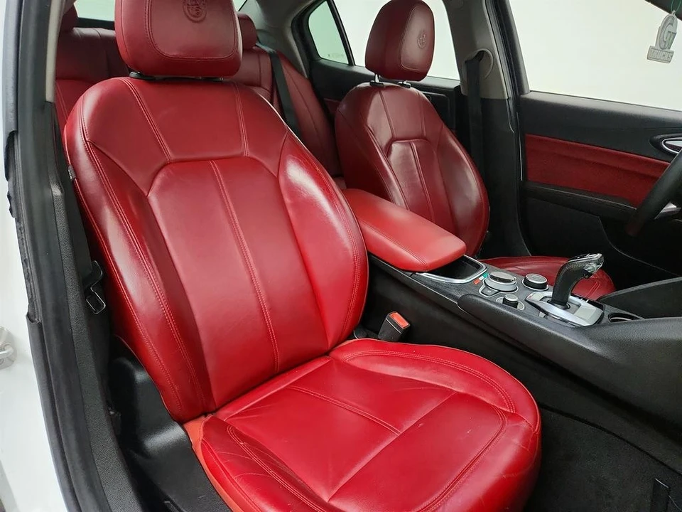 2020 Alfa Romeo Giulia - Image 26 of 31