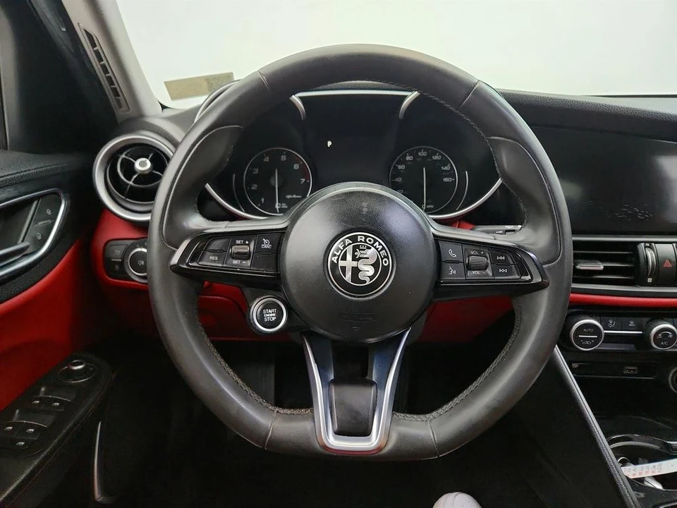 2020 Alfa Romeo Giulia - Image 17 of 31