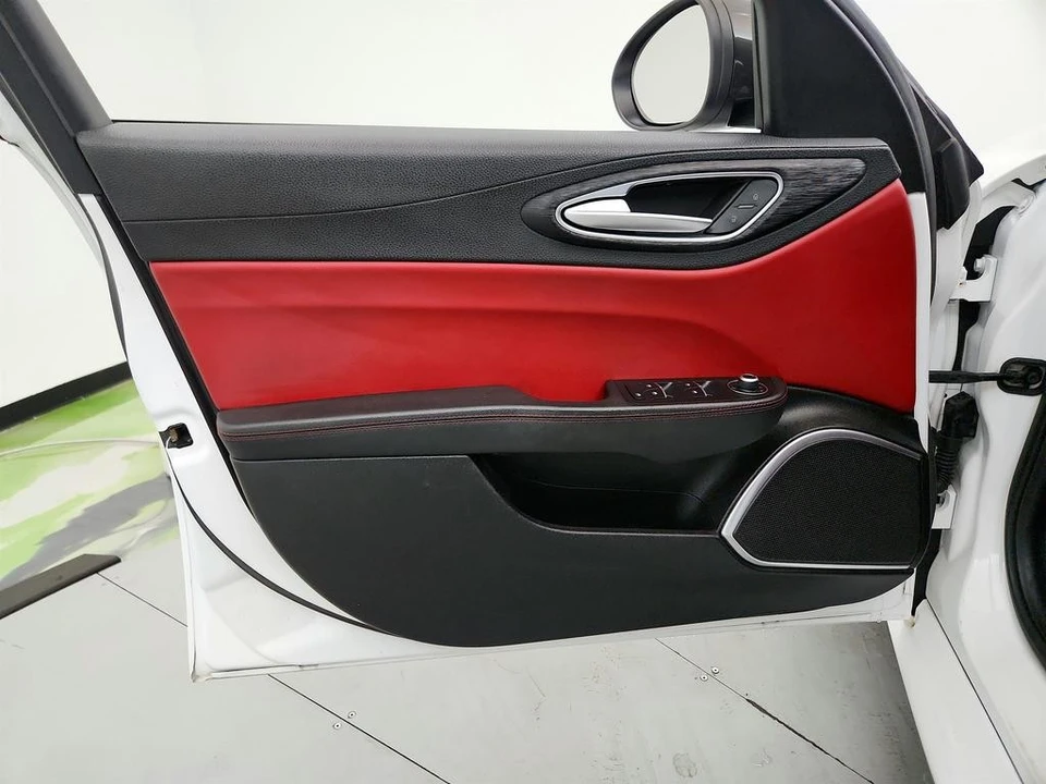 2020 Alfa Romeo Giulia - Image 21 of 31