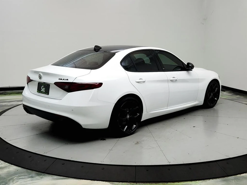 2020 Alfa Romeo Giulia - Image 5 of 31