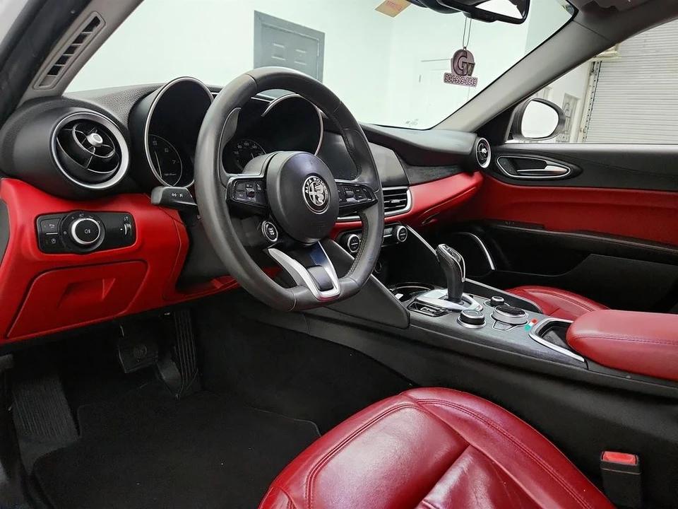 2020 Alfa Romeo Giulia - Image 13 of 31