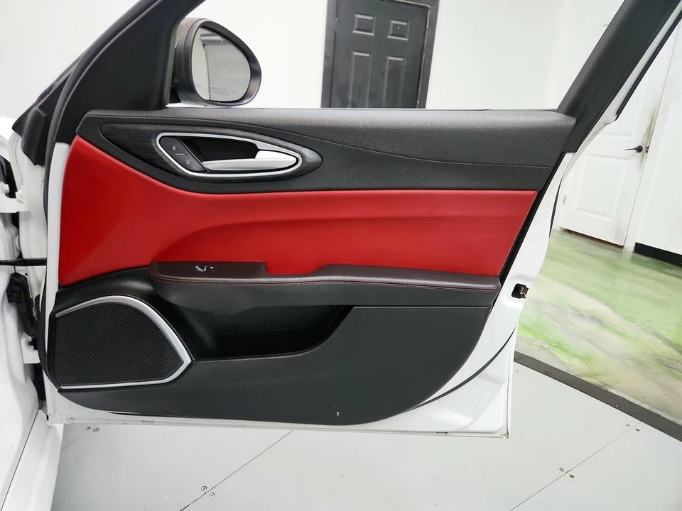 2020 Alfa Romeo Giulia - Image 27 of 31