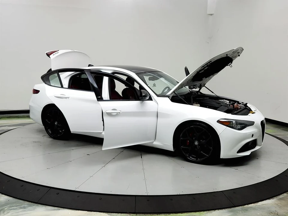2020 Alfa Romeo Giulia - Image 10 of 31