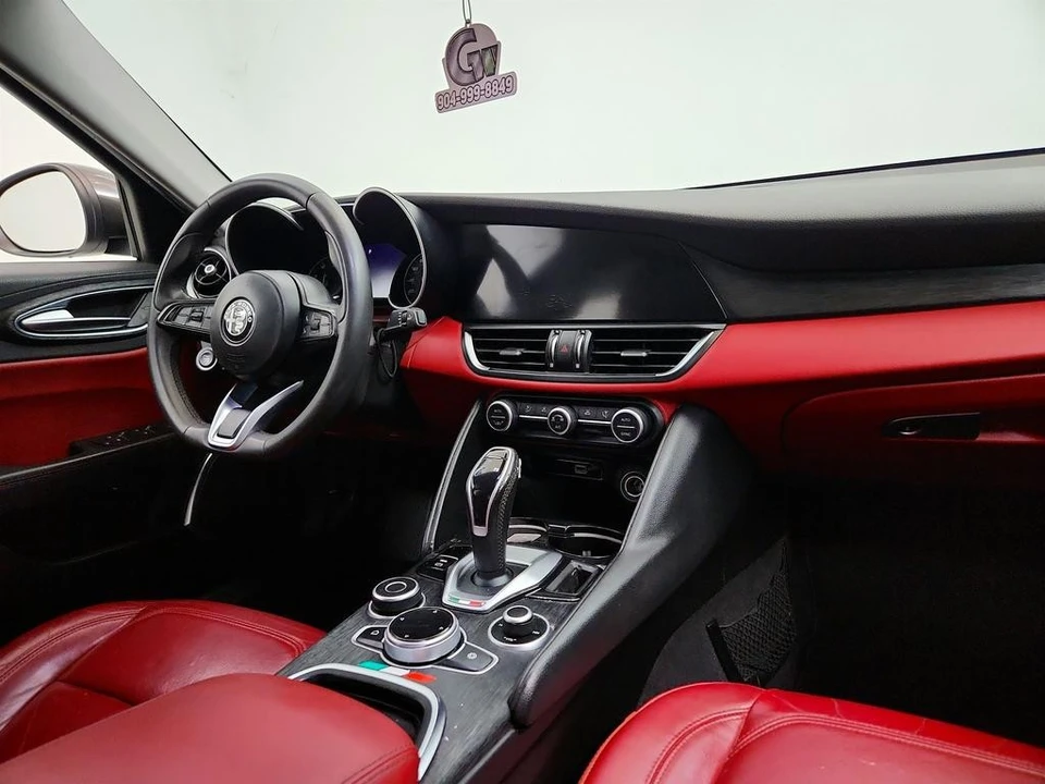 2020 Alfa Romeo Giulia - Image 25 of 31
