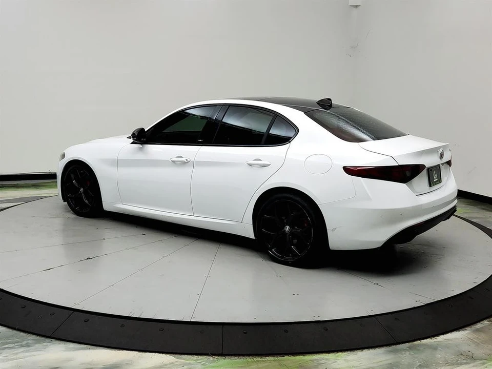 2020 Alfa Romeo Giulia - Image 7 of 31