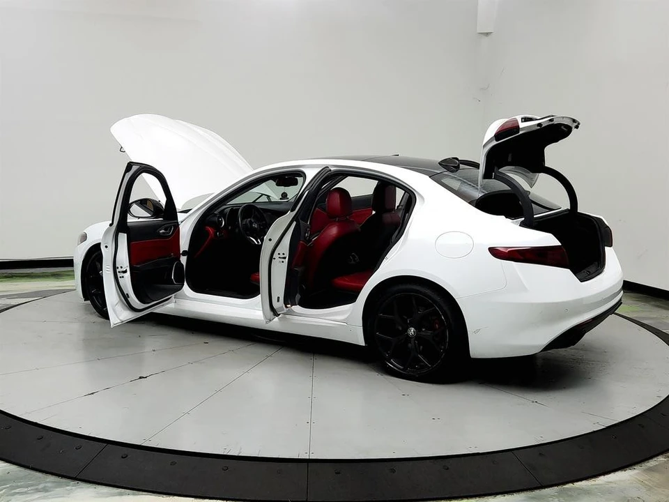 2020 Alfa Romeo Giulia - Image 12 of 31