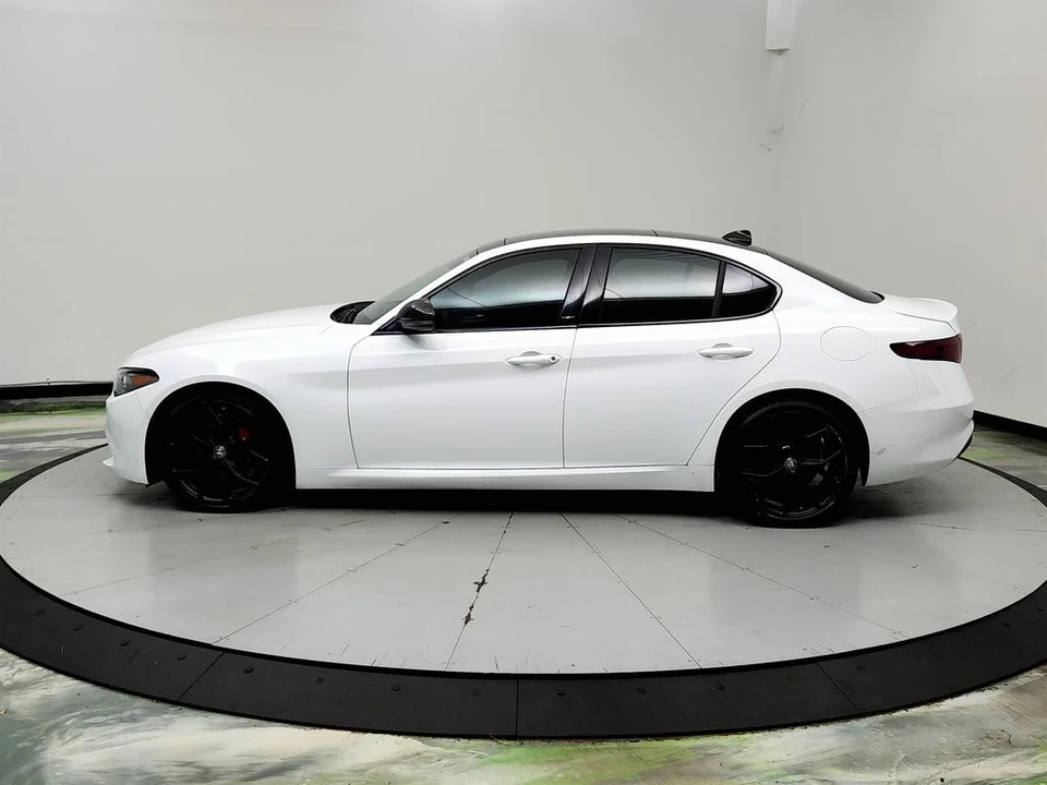 2020 Alfa Romeo Giulia - Image 8 of 31