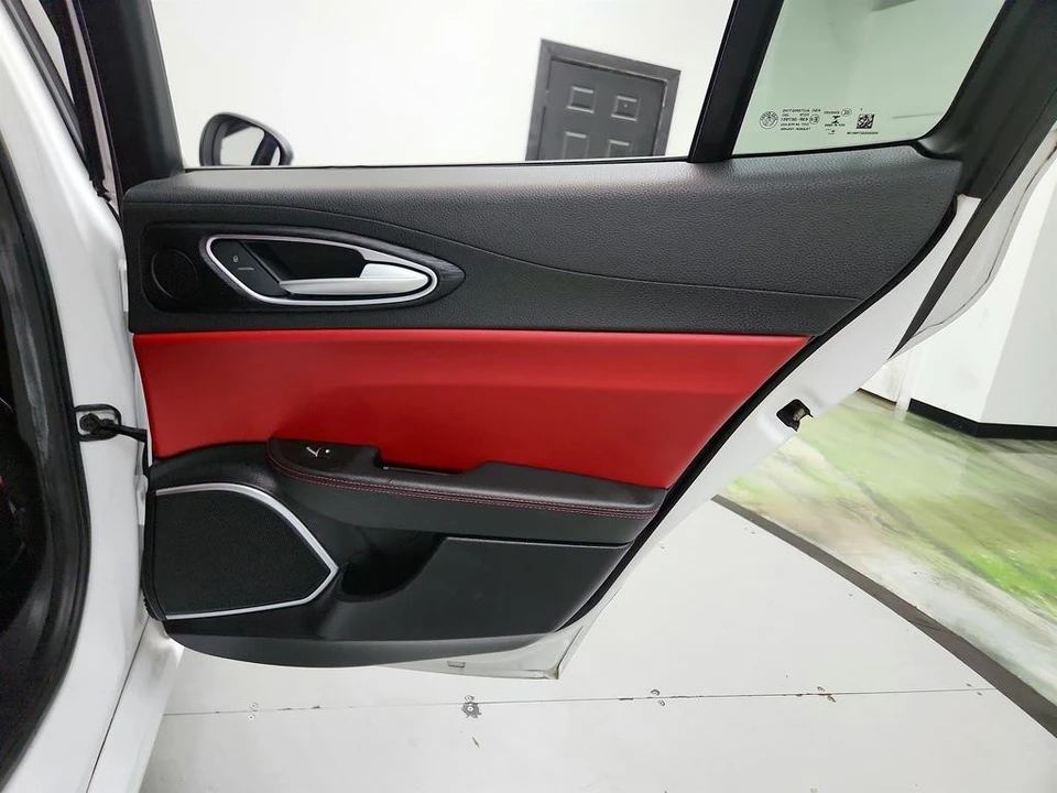 2020 Alfa Romeo Giulia - Image 29 of 31