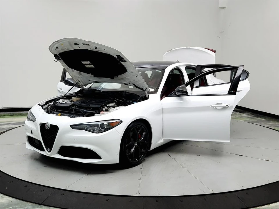 2020 Alfa Romeo Giulia - Image 9 of 31