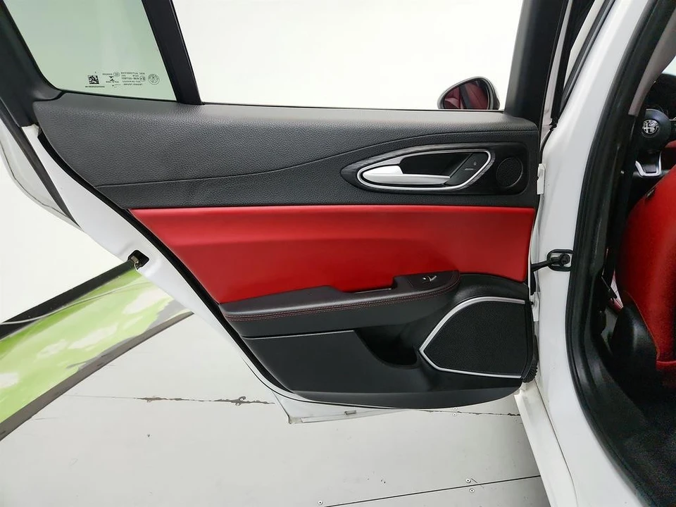 2020 Alfa Romeo Giulia - Image 24 of 31