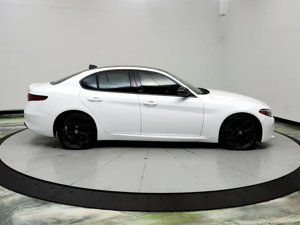 2020 Alfa Romeo Giulia - Image 4 of 31