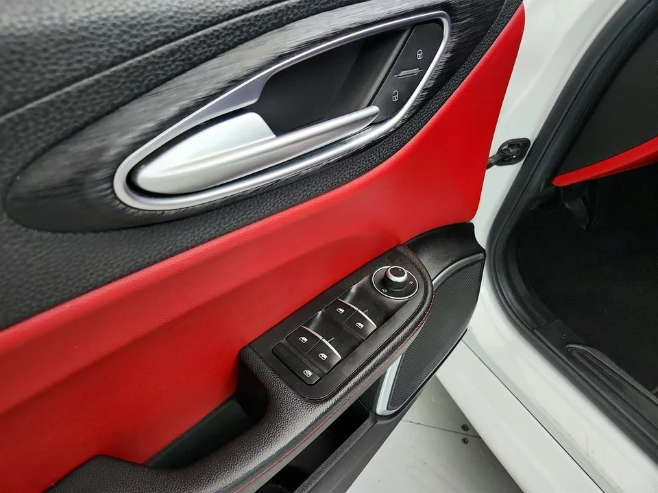 2020 Alfa Romeo Giulia - Image 19 of 31