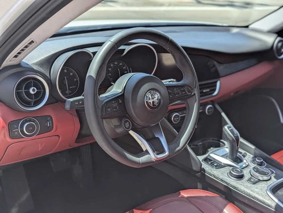 2020 Alfa Romeo Giulia - Image 7 of 10