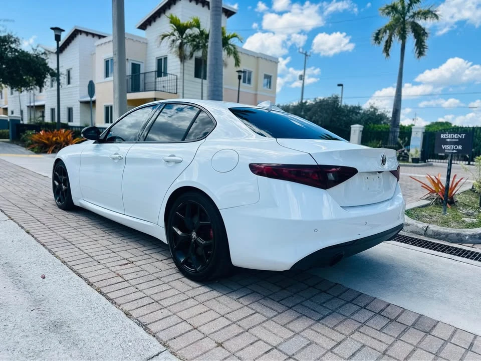 2020 Alfa Romeo Giulia - Image 15 of 16