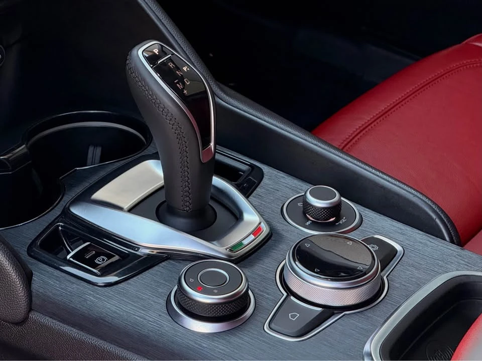 2020 Alfa Romeo Giulia - Image 19 of 20
