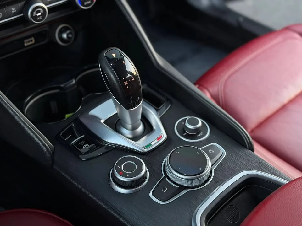2020 Alfa Romeo Giulia - Image 16 of 20