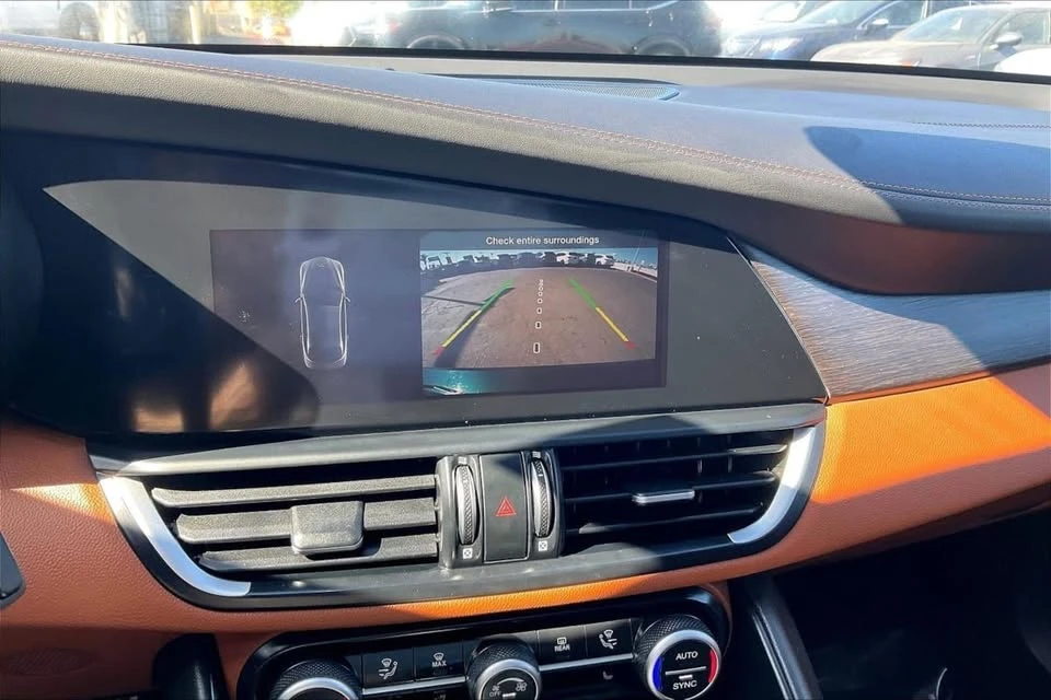 2020 Alfa Romeo Giulia - Image 15 of 20