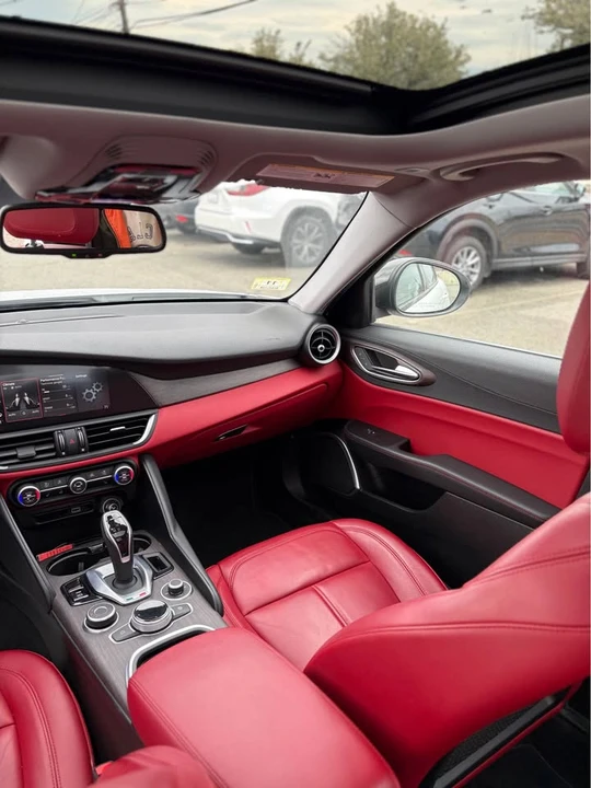 2020 Alfa Romeo Giulia - Image 5 of 17