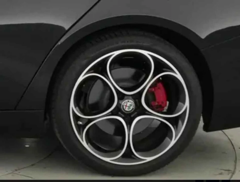 2020 Alfa Romeo Giulia - Image 16 of 17