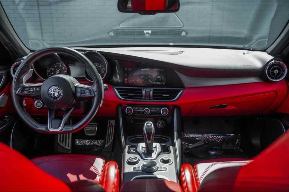 2020 Alfa Romeo Giulia - Image 12 of 17