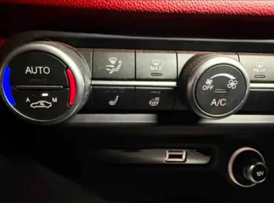 2020 Alfa Romeo Giulia - Image 10 of 17
