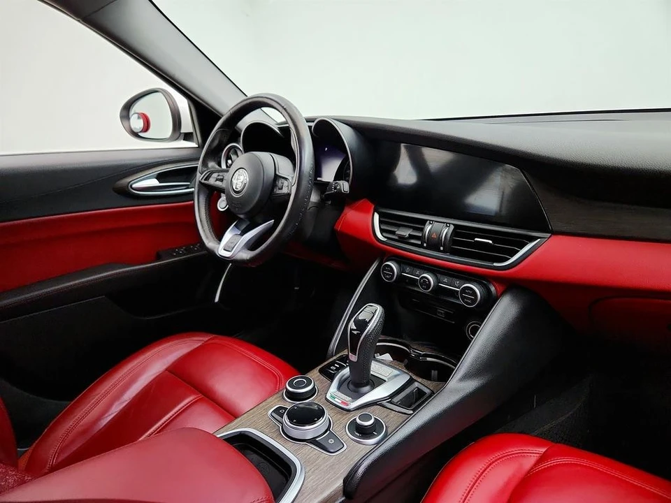 2020 Alfa Romeo Giulia - Image 23 of 31