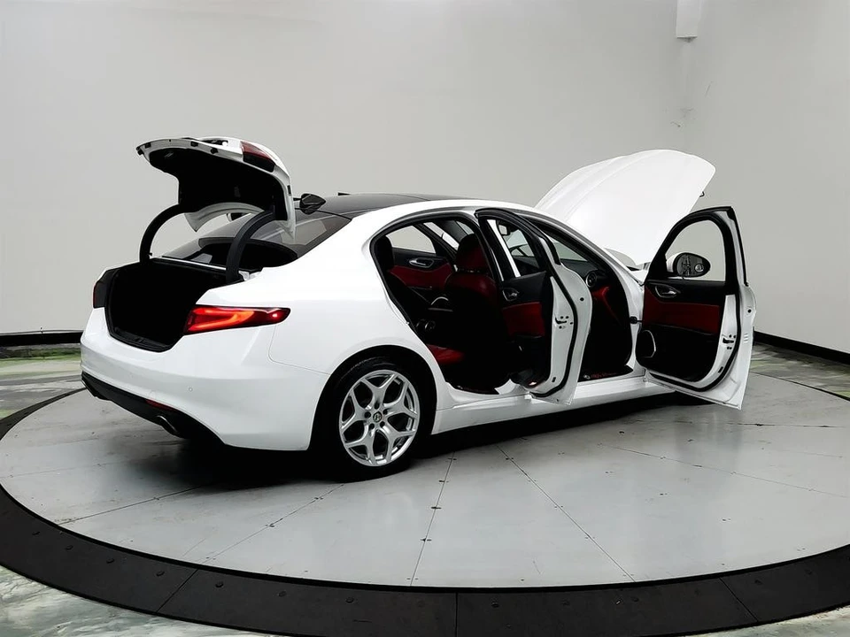 2020 Alfa Romeo Giulia - Image 10 of 31