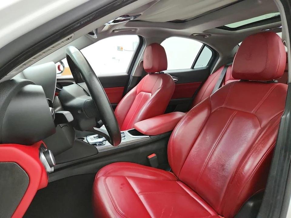 2020 Alfa Romeo Giulia - Image 14 of 31