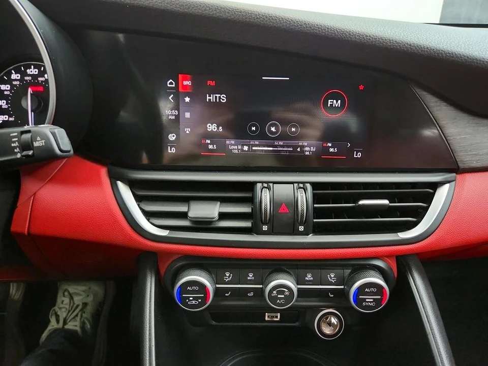2020 Alfa Romeo Giulia - Image 16 of 31