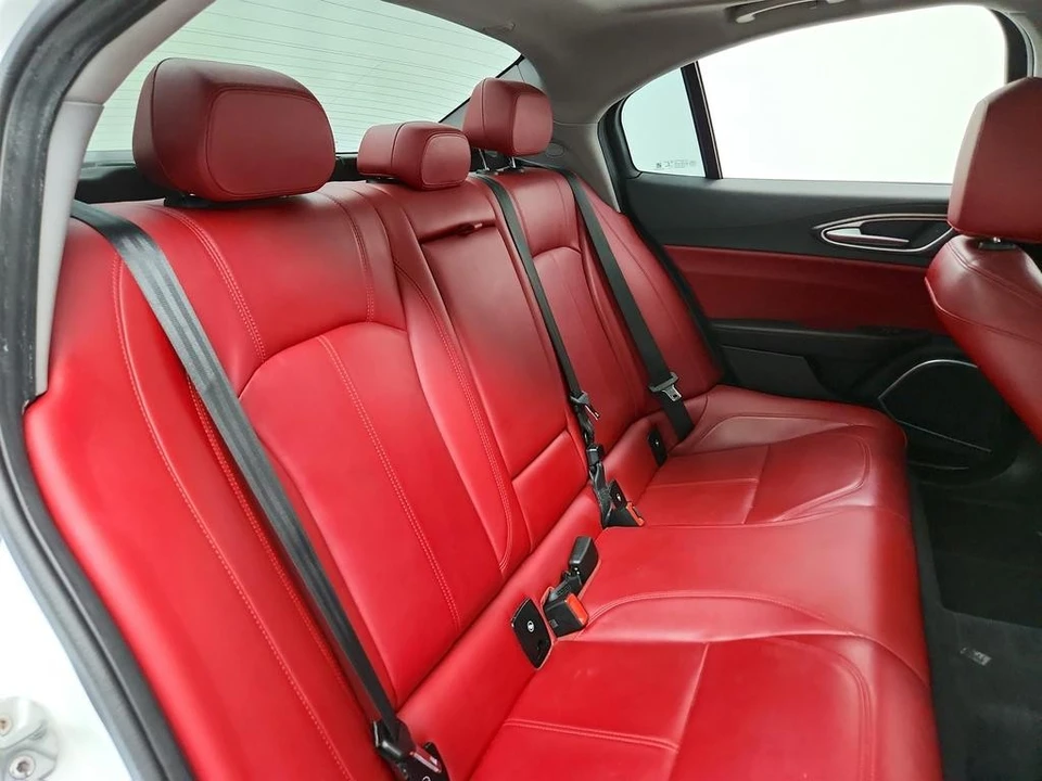 2020 Alfa Romeo Giulia - Image 27 of 31