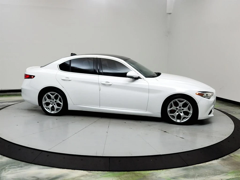 2020 Alfa Romeo Giulia - Image 4 of 31