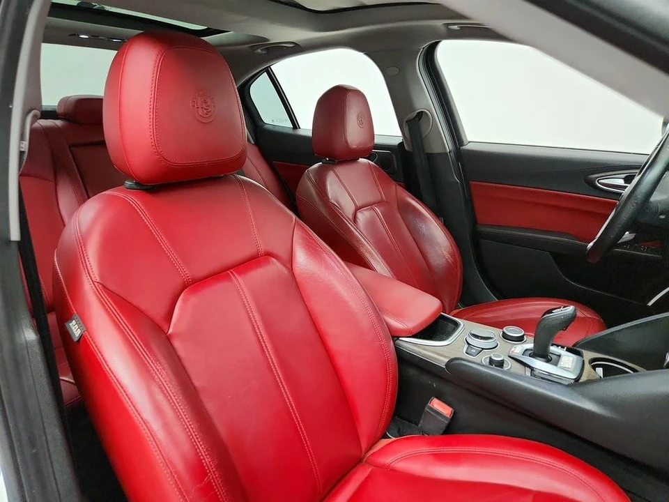 2020 Alfa Romeo Giulia - Image 24 of 31