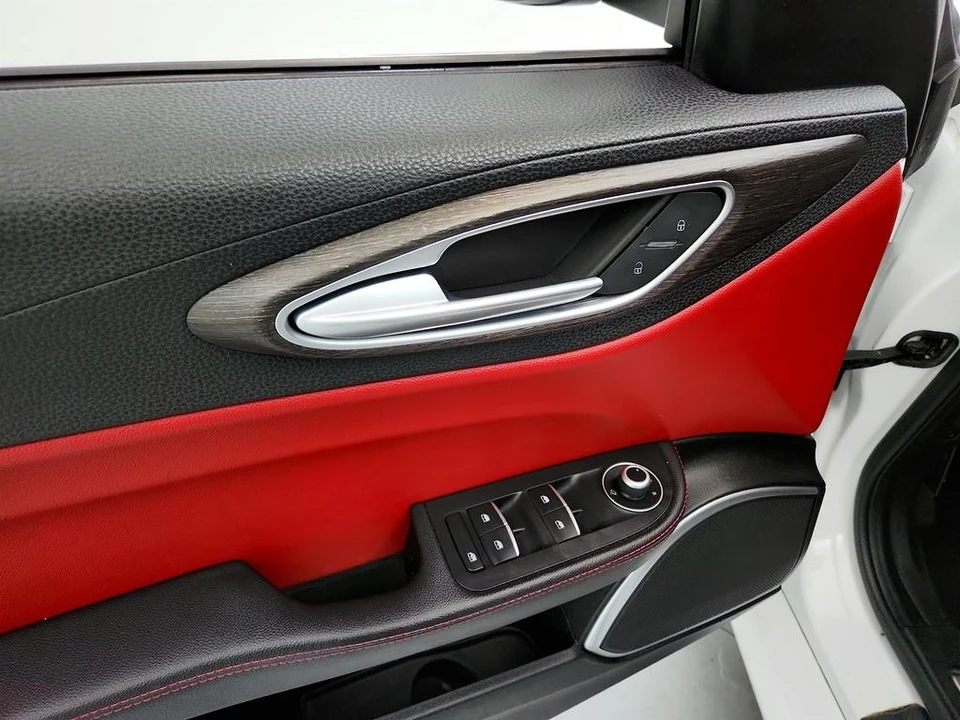2020 Alfa Romeo Giulia - Image 21 of 31