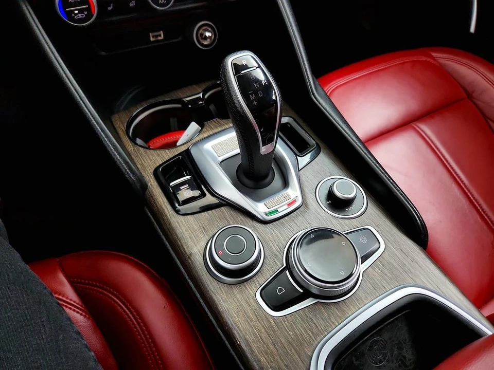 2020 Alfa Romeo Giulia - Image 16 of 31