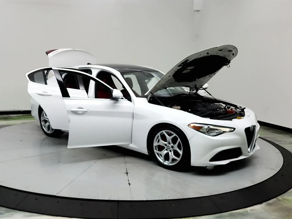 2020 Alfa Romeo Giulia - Image 9 of 31