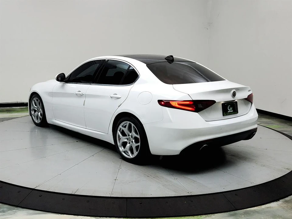 2020 Alfa Romeo Giulia - Image 7 of 31