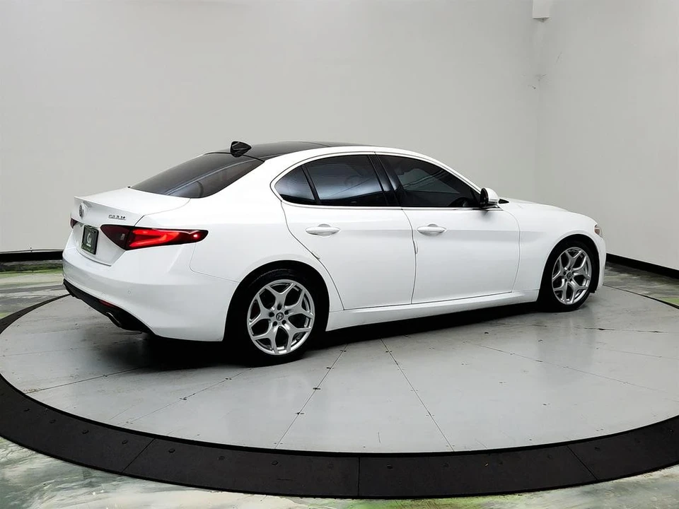 2020 Alfa Romeo Giulia - Image 4 of 31
