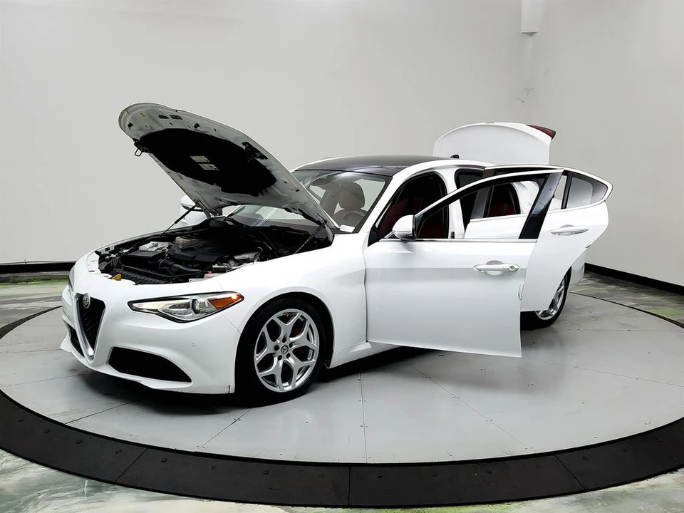 2020 Alfa Romeo Giulia - Image 8 of 31