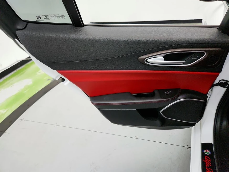 2020 Alfa Romeo Giulia - Image 22 of 31